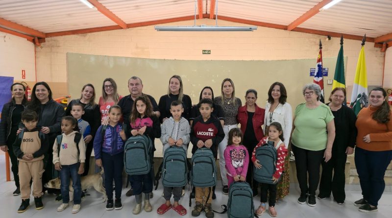 Melitta faz entrega de material aos alunos da Escola Polo