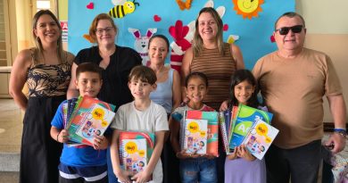 Alunos recebem apostilas