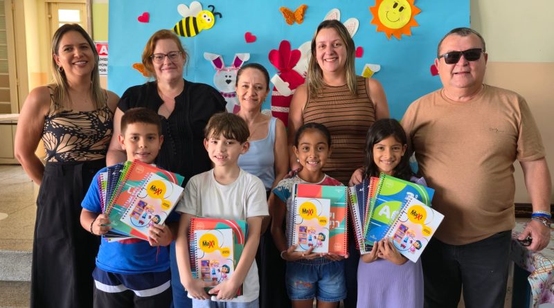 Alunos recebem apostilas