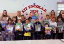 Alunos recebem kit escolar