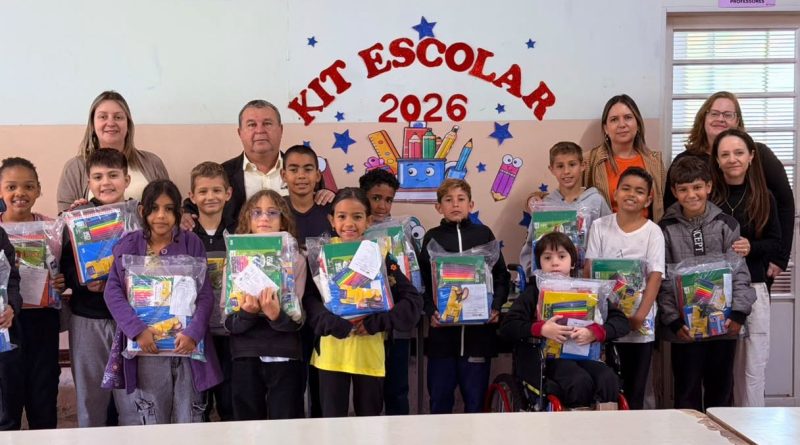 Alunos recebem kit escolar