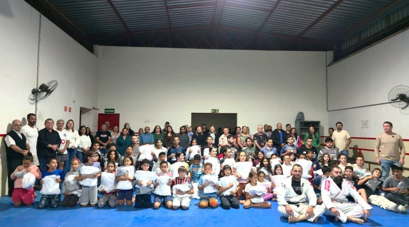 Alunos do projeto “Jiu-Jitsu para Todos” recebem kimonos