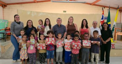 Melitta faz entrega de presentes aos alunos da Escola Polo