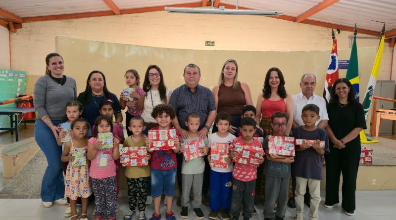 Melitta faz entrega de presentes aos alunos da Escola Polo